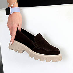 Замшеві туфлі лофери колір гіркий шоколад на бежевій підошві