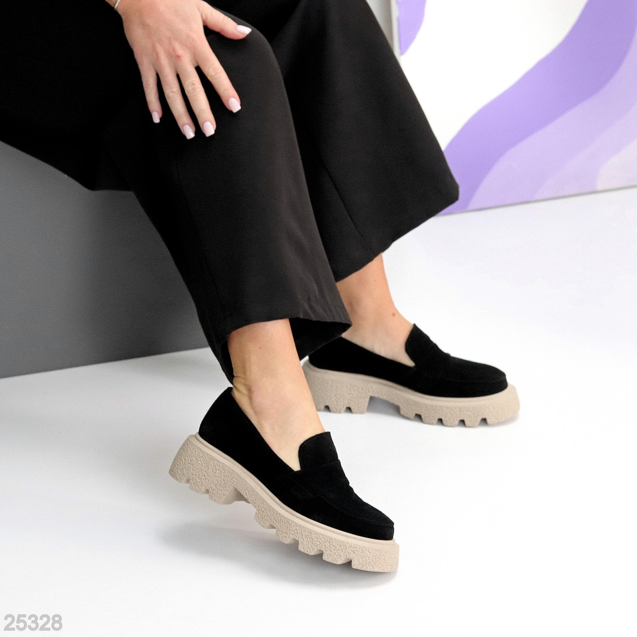 Лаконічні замшеві чорні туфлі лофери на бежевій підошві, фото 1