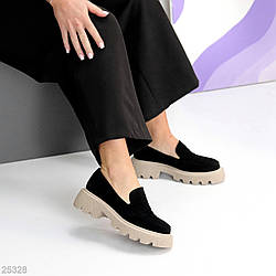 Лаконічні замшеві чорні туфлі лофери на бежевій підошві