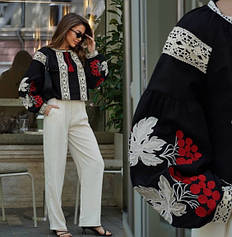 Жіноча чорна вишиванка з яскравою вишивкою та мереживом розміри S, М, L