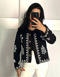 Жіночий вишитий піджак чорного кольору з білою вишивкою, застібка на ґудзики розміри S, M, L