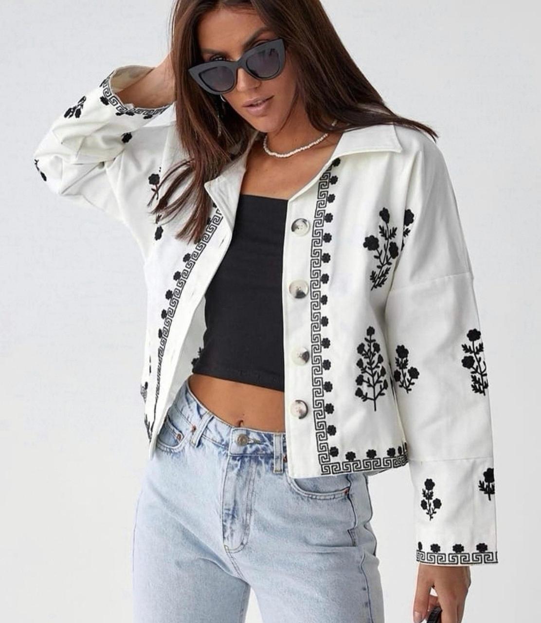 Жіночий вишитий піджак білого кольору з чорною вишивкою, застібка на ґудзики розміри S, M, L
