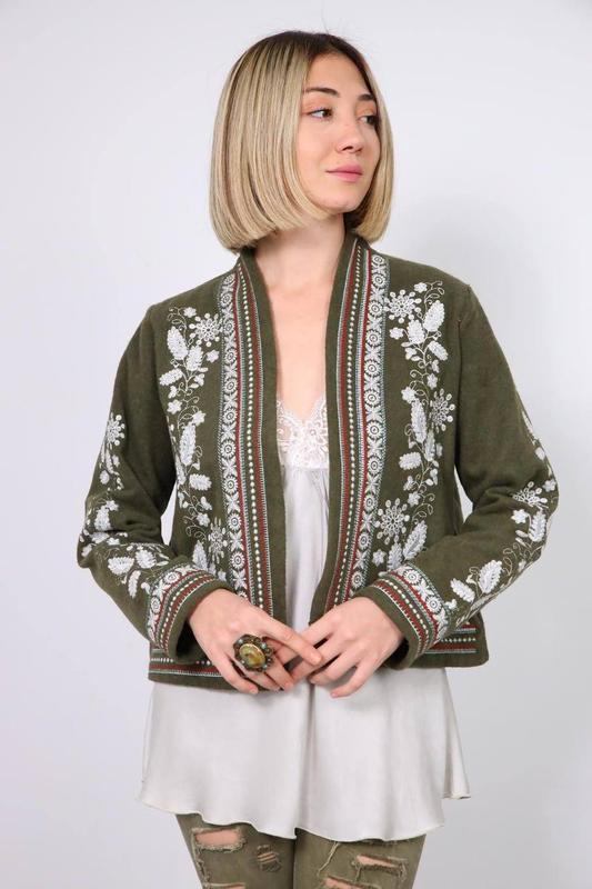 Вишитий піджак жіночій із кашемірової тканини кольору хакі з вишитими візерунками розміри  S, M, L