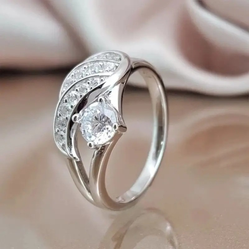 Романтична жіноча каблучка з білим каменем кубічним цирконом розмір 18, фото 1