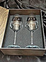 Парні келихи з гравіюванням у подарунковій коробочці з дерева