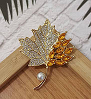 Брошка кленовий лист золотий з перлиною BRS171