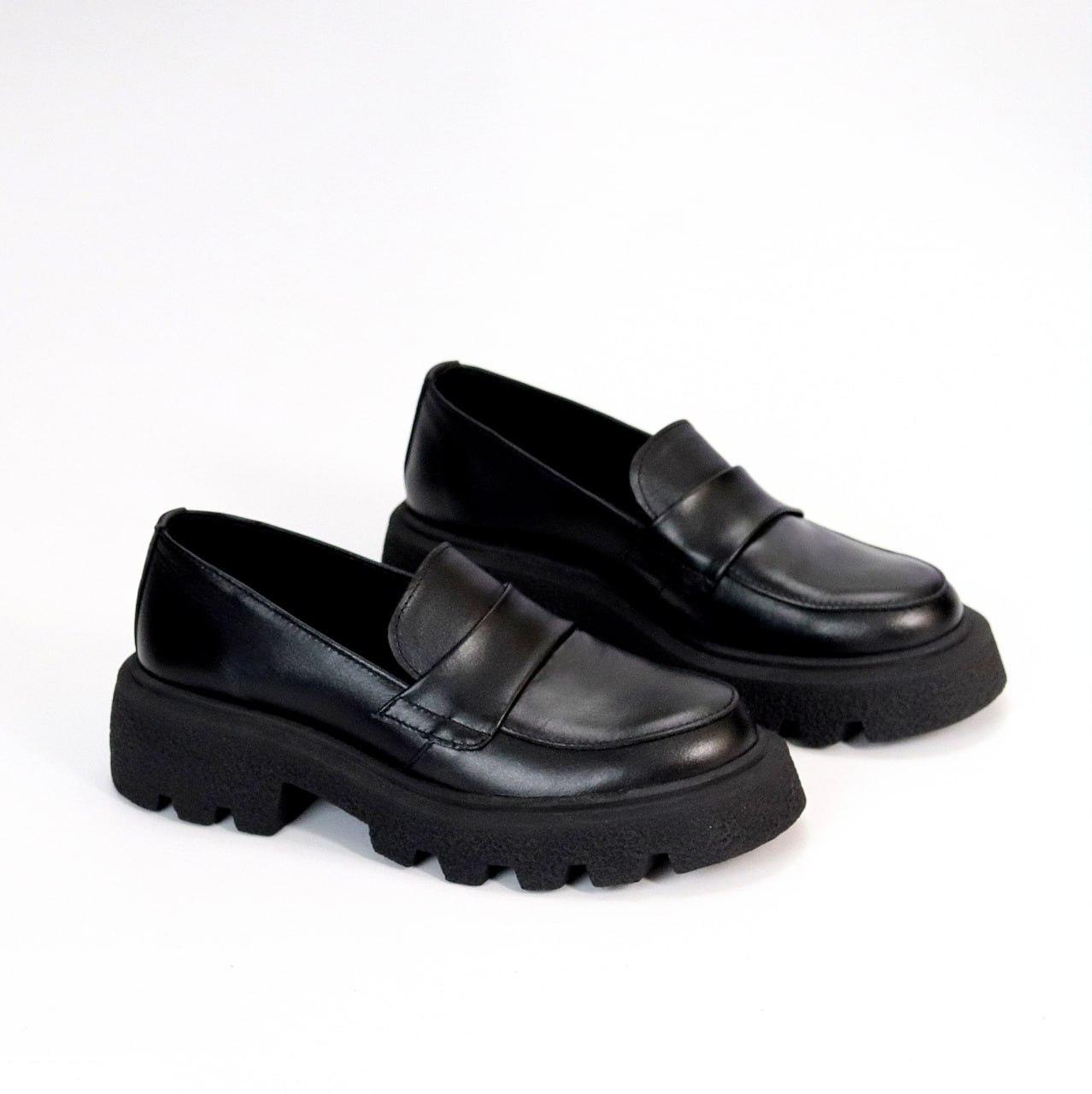 Жіночі лофери шкіряні туфлі на тракторній підошві молодіжні чорні натуральна шкіра