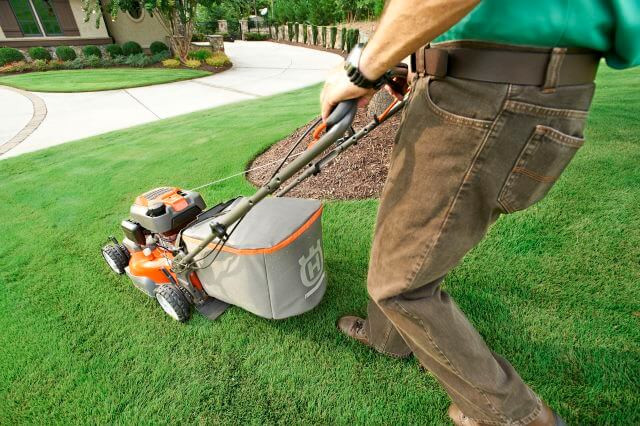 Бензинова газонокосарка Husqvarna в дії