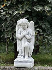 Скульптура Ангела з крилами, фігура хлопчик з крилами на постаменті, Ангел з арт-бетону сірого-чорного кольору