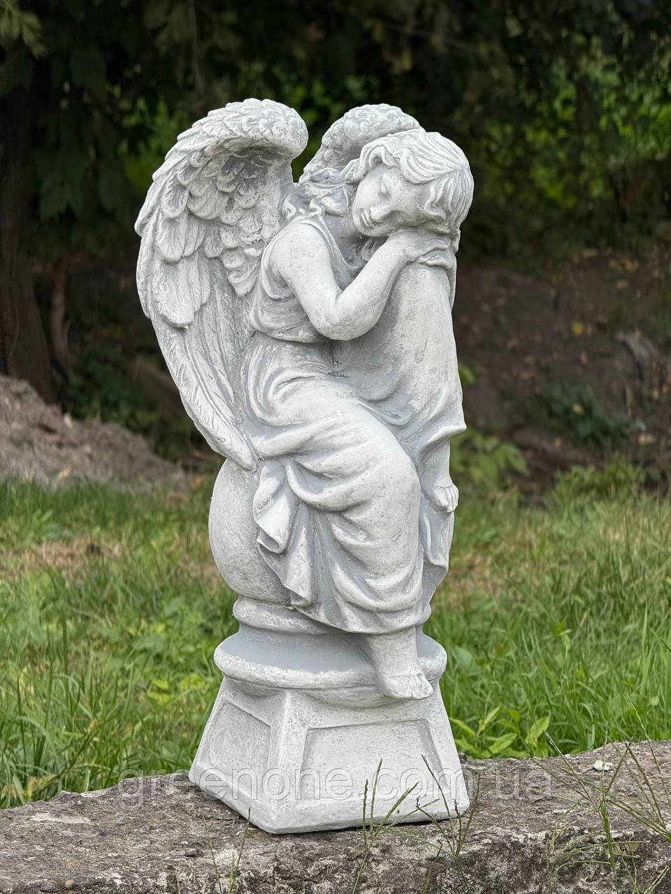 Скульптура сумуючого Ангела, фігура дівчинка Ангел з крилами, статуетка на цвинтар Ангел на постаменті 41 см, фото 1