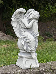 Скульптура Ангела з крилами з бетону, фігура сумуючого  Ангела на постаменті, Ангел дівчинка з арт-бетону, 41 см