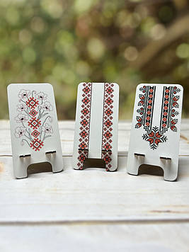 Дерев'яна підставка під телефон з вишиванкою