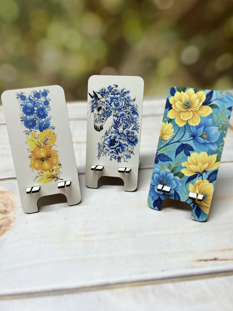 Дерев'яна підставка під телефон з квітковими орнаментами, фото 1