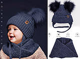 Дитячий комплект для хлопчика 1 2 3 4 роки: тепла зимова шапка на флісі з двома помпонами + в'язаний шарф - хомут, темно-синій, фото 7