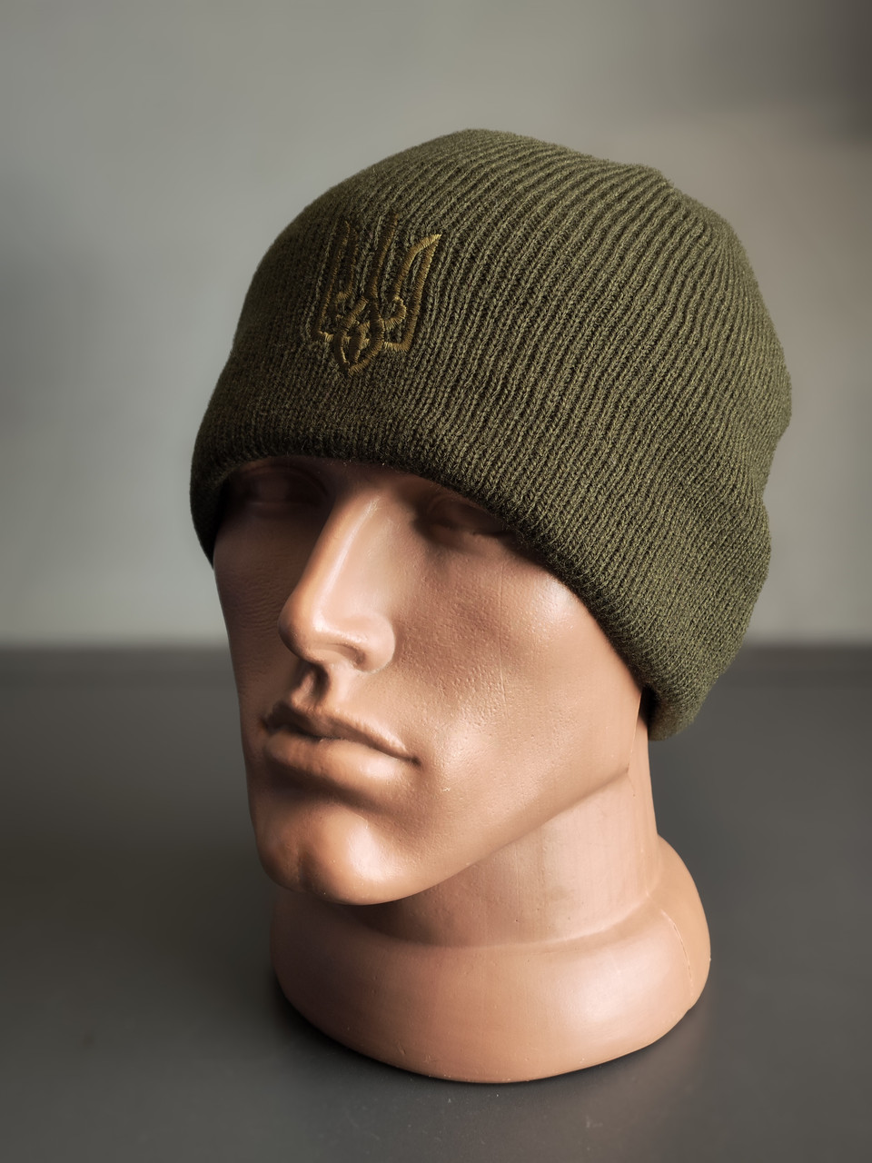 Шапка в'язана з відворотом та Гербом на флісі | Шапка зимова утеплена Олива з Гербом в колір, фото 1