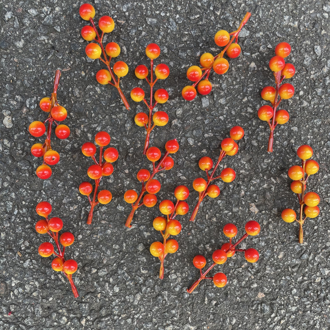 Декоративна гілочка з помаранчевими ягодами 9,5 см, фото 1