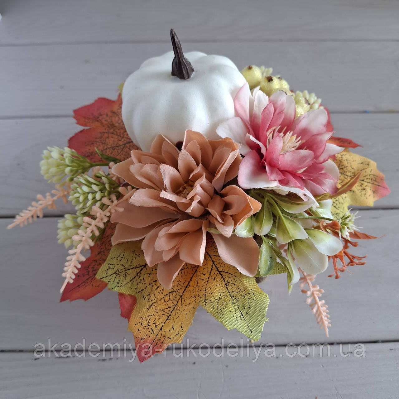 Осіння композиція з білим гарбузом, квітами та ягодами., фото 1