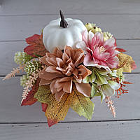 Осіння композиція з білим гарбузом, квітами та ягодами.