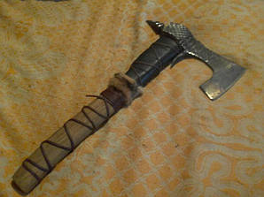 Декоративний томагавк ручної роботи — стильний інтер'єрний аксесуар, хутро, шкіра, дерево