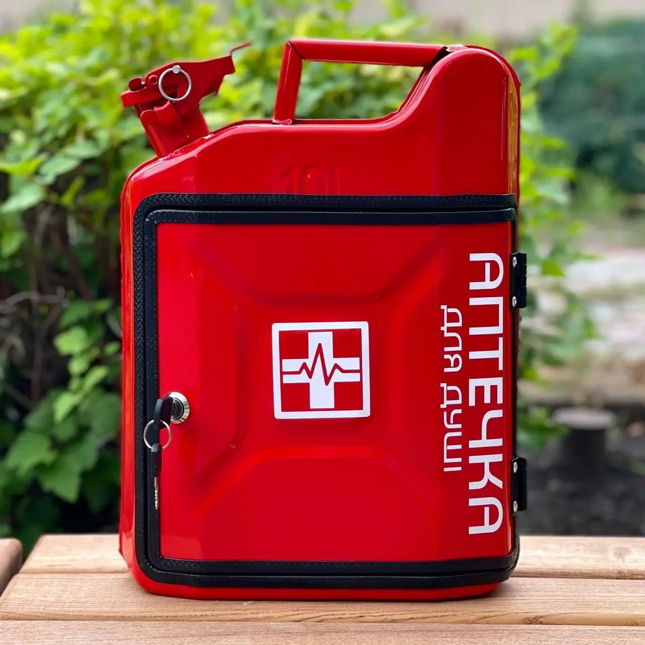 Каністра-бар 10 л у червоному кольорі з посудом – оригінальний подарунок на будь-яке свято, фото 1