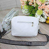 Шкіряна біла сумка через плече маленька на широкому ремені модна, фото 2