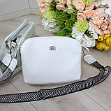 Шкіряна біла сумка через плече маленька на широкому ремені модна, фото 4