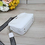 Шкіряна біла сумка через плече маленька на широкому ремені модна, фото 5