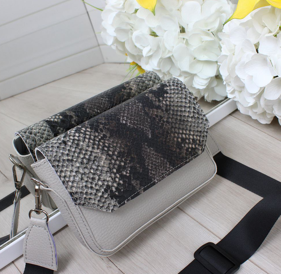 Шкіряна сумка через плече маленька на широкому ремені модна сіра рептилія класика, фото 1