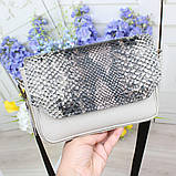 Шкіряна сумка через плече маленька на широкому ремені модна сіра рептилія класика, фото 2