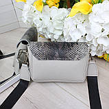 Шкіряна сумка через плече маленька на широкому ремені модна сіра рептилія класика, фото 4