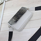 Шкіряна сумка через плече маленька на широкому ремені модна сіра рептилія класика, фото 5