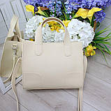Жіноча бежева сумка велика через плече модна квадратна класика, фото 4