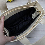 Жіноча бежева сумка велика через плече модна квадратна класика, фото 7