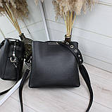 Шкіряна жіноча чорна сумка через плече квадратна середнього розміру модна на широкому ремені, фото 2