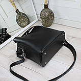 Шкіряна жіноча чорна сумка через плече квадратна середнього розміру модна на широкому ремені, фото 6