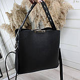 Шкіряна жіноча чорна сумка через плече квадратна середнього розміру модна на широкому ремені, фото 7