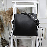 Шкіряна жіноча чорна сумка через плече квадратна середнього розміру модна на широкому ремені, фото 8