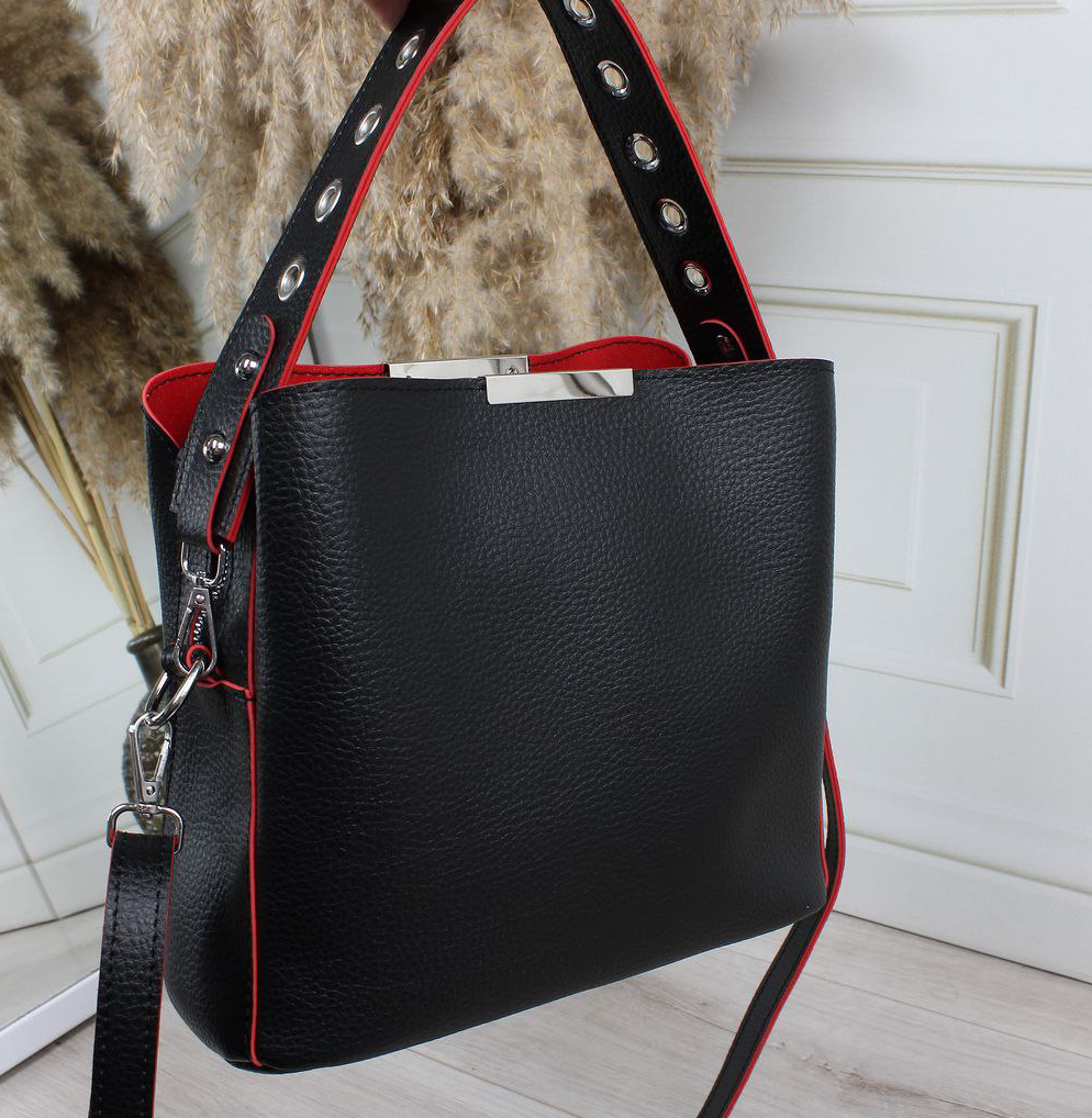 Шкіряна жіноча чорна сумка через плече квадратна середнього розміру модна на широкому ремені з червоними обідками, фото 1