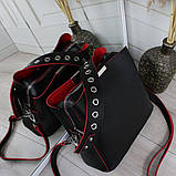 Шкіряна жіноча чорна сумка через плече квадратна середнього розміру модна на широкому ремені з червоними обідками, фото 2