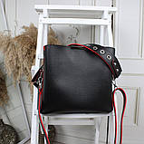 Шкіряна жіноча чорна сумка через плече квадратна середнього розміру модна на широкому ремені з червоними обідками, фото 3