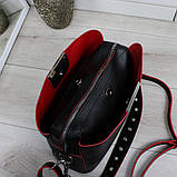 Шкіряна жіноча чорна сумка через плече квадратна середнього розміру модна на широкому ремені з червоними обідками, фото 4