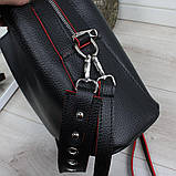Шкіряна жіноча чорна сумка через плече квадратна середнього розміру модна на широкому ремені з червоними обідками, фото 5