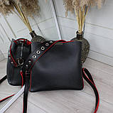 Шкіряна жіноча чорна сумка через плече квадратна середнього розміру модна на широкому ремені з червоними обідками, фото 6