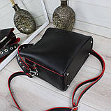 Шкіряна жіноча чорна сумка через плече квадратна середнього розміру модна на широкому ремені з червоними обідками, фото 7