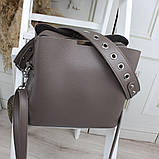 Шкіряна сумка через плече квадратна середнього розміру модна на широкому ремені, фото 3