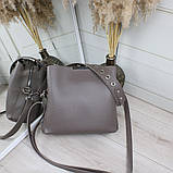 Шкіряна сумка через плече квадратна середнього розміру модна на широкому ремені, фото 4