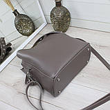 Шкіряна сумка через плече квадратна середнього розміру модна на широкому ремені, фото 5