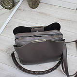 Шкіряна сумка через плече квадратна середнього розміру модна на широкому ремені, фото 7