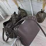 Шкіряна сумка через плече квадратна середнього розміру модна на широкому ремені, фото 8