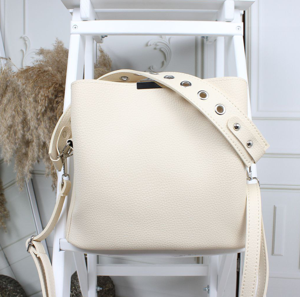 Шкіряна сумка жіноча бежева через плече середнього розміру модна на широкому ремені, фото 1